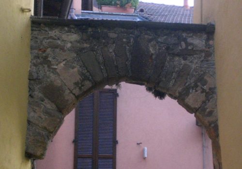 Arco duecentesco in via F.lli Cittadini